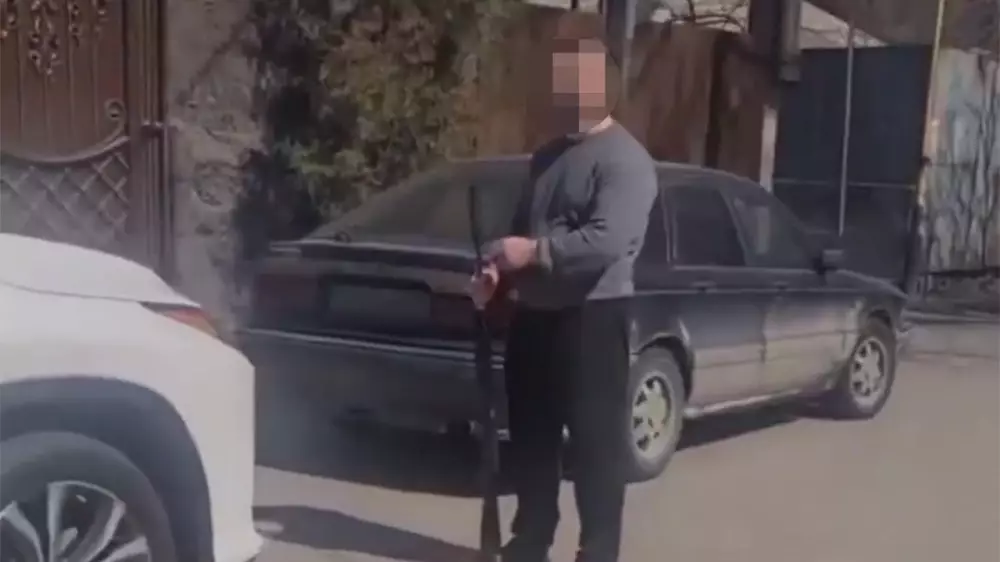 Алматылық әйел қару ұстаған ер адамдарды видеоға түсіріп алған