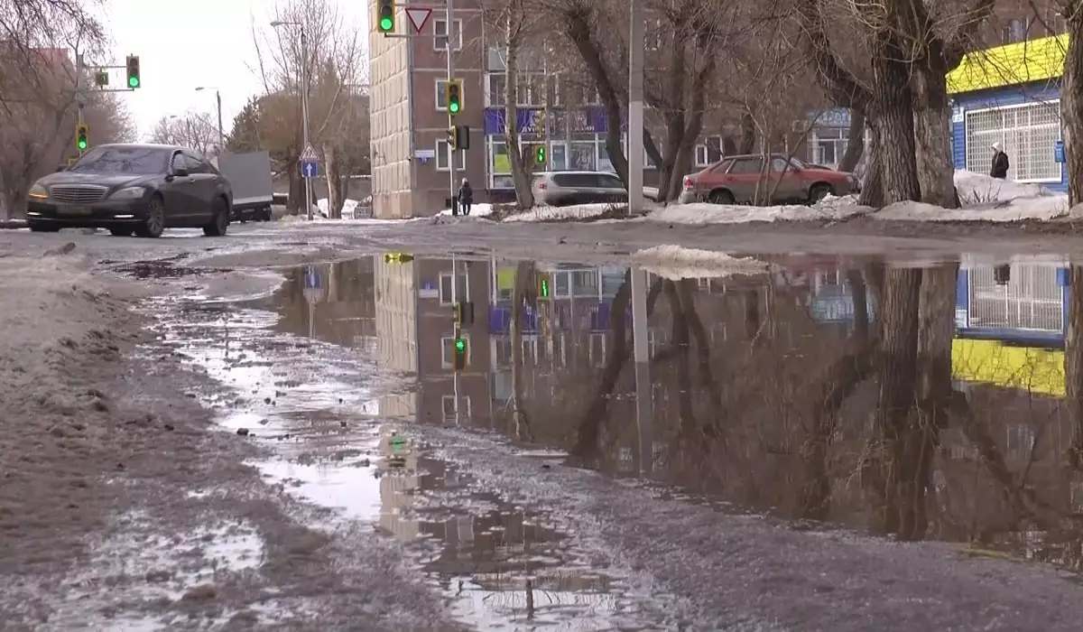 Растаяли со снегом: в Петропавловске водители жалуются на состояние дорог
