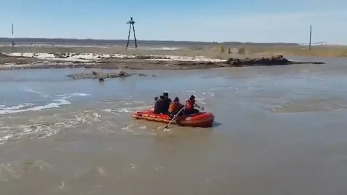 Спасатели организовали переправу через ручей для жителей ВКО