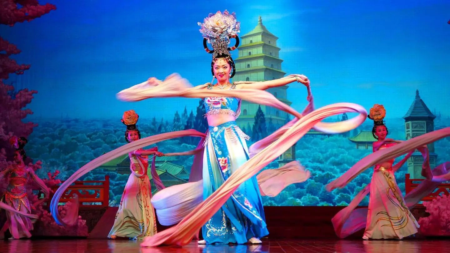 Пельменей и зрелищ: как работает театр-ресторан в Китае