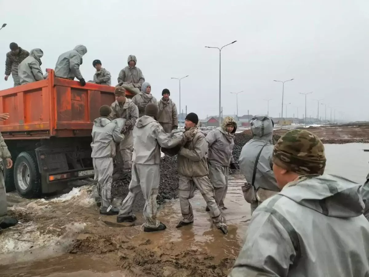 Режим ЧС: Военнослужащие пришли на помощь жителям Уральска