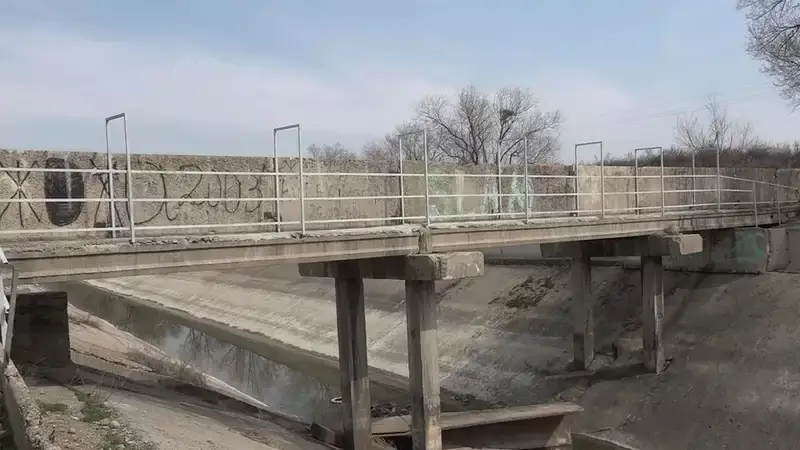 На опасном мосту в Алматинской области установили перила после трагедии