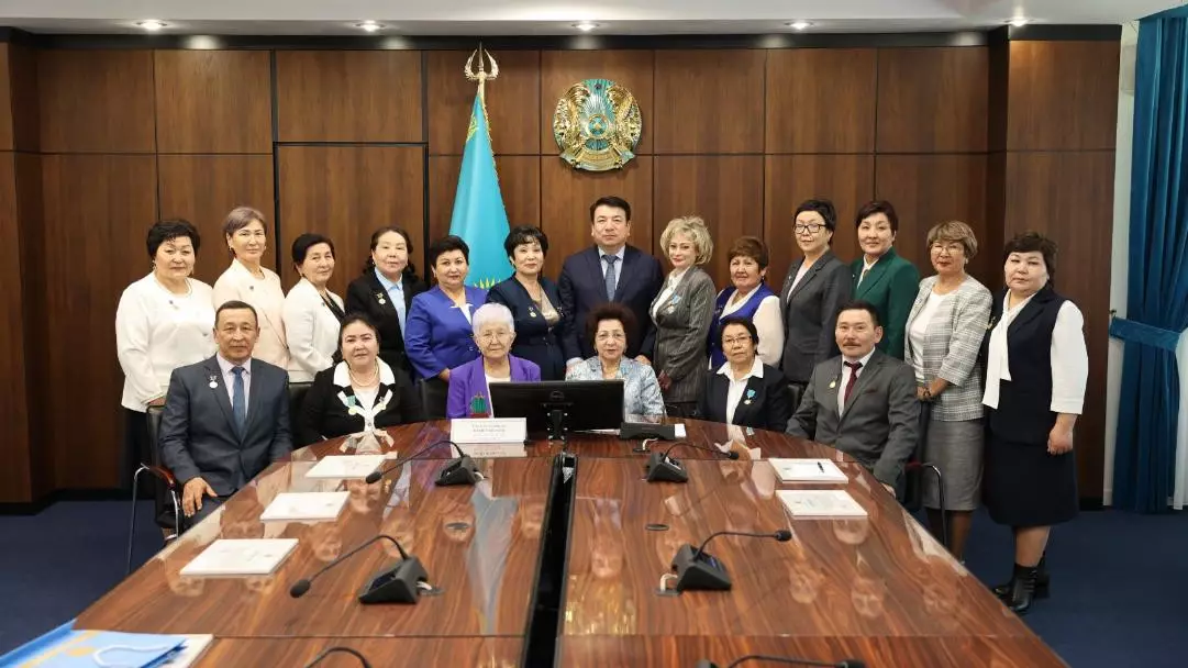Гани Бейсембаев провел встречу с заслуженными педагогами Казахстана