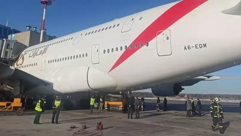 В аэропорту Домодедово произошло столкновение водовоза с самолетом Emirates