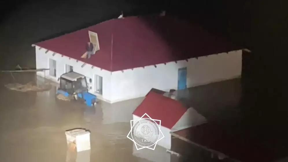 Спасатели сняли 150 человек с крыш затопленных домов в Костанайской области