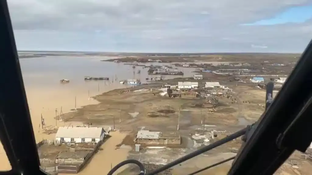 Затопленные районы и эвакуацию людей на вертолетах показали в МЧС (видео)