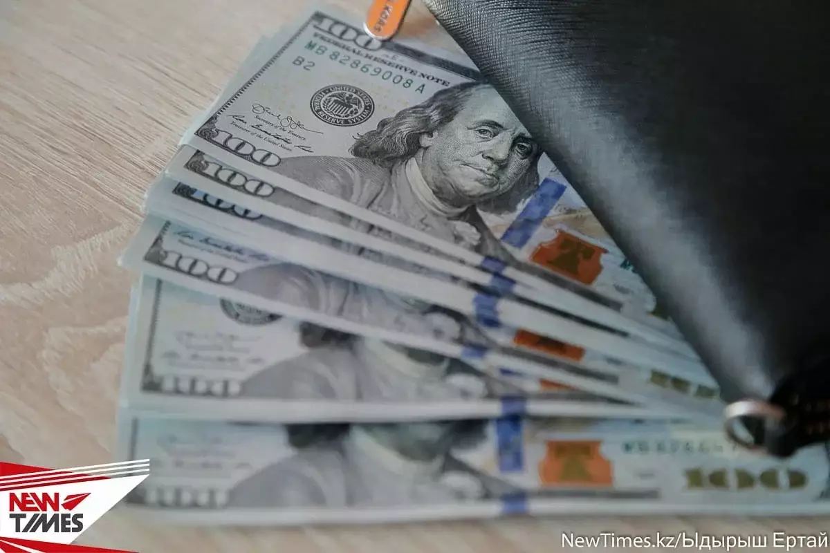 Доллар незначительно подешевел в казахстанских обменниках 28 марта