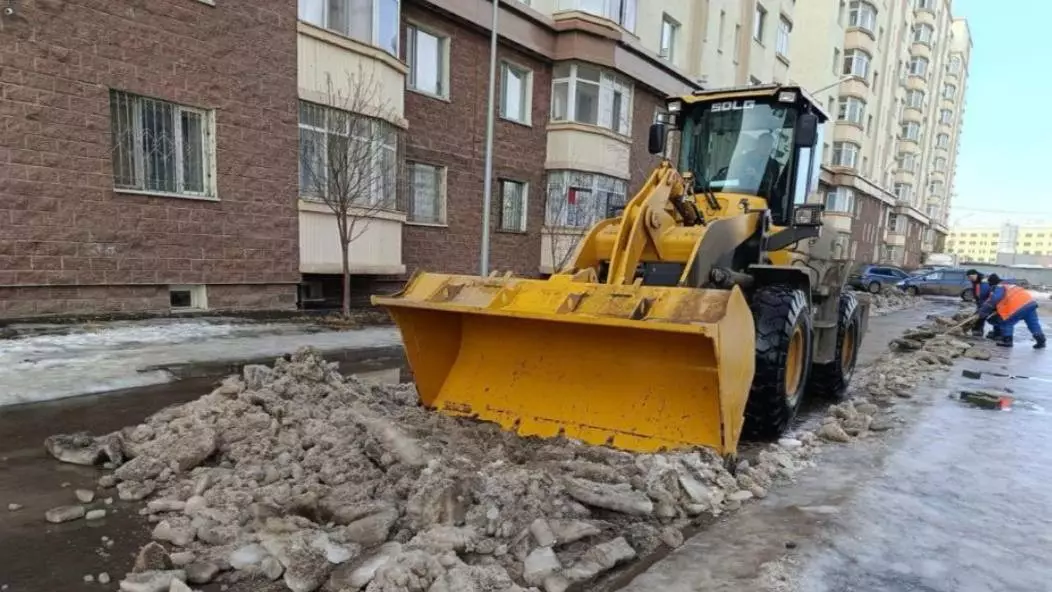 Почти 2500 дорожных рабочих вышли на уборку снега в Астане