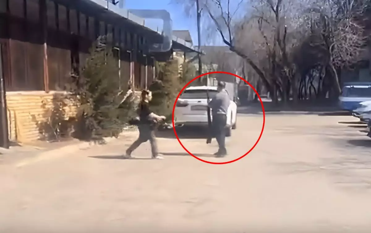 Хулиган с ружьем в руках обматерил прохожих в Алматы