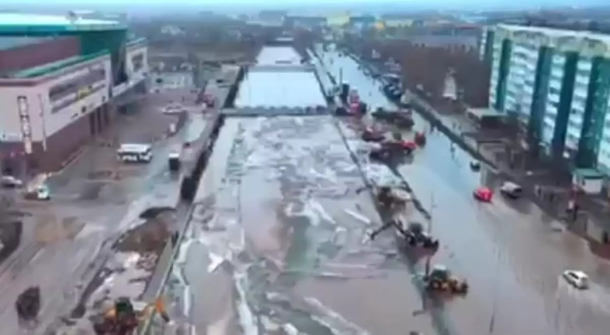 Река затопила улицы в центре Актобе (ВИДЕО)