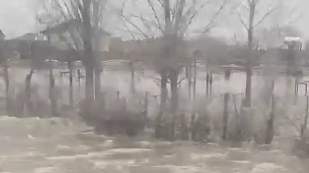 Река затопила главную улицу в Актобе: появились видео с "плавающими" автобусами