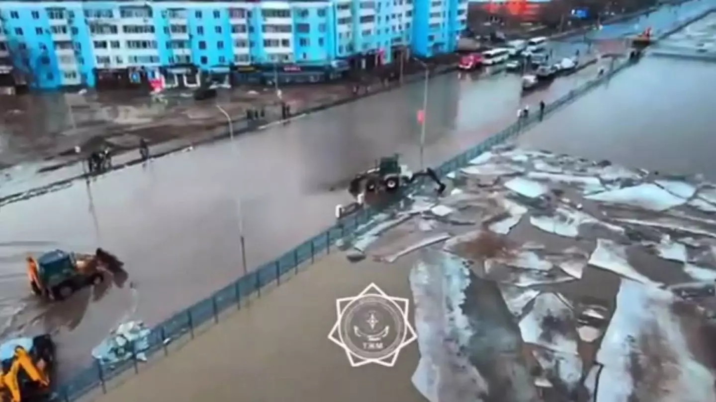 Мост в Актобе затопило водой, которую откачали из аэропорта?