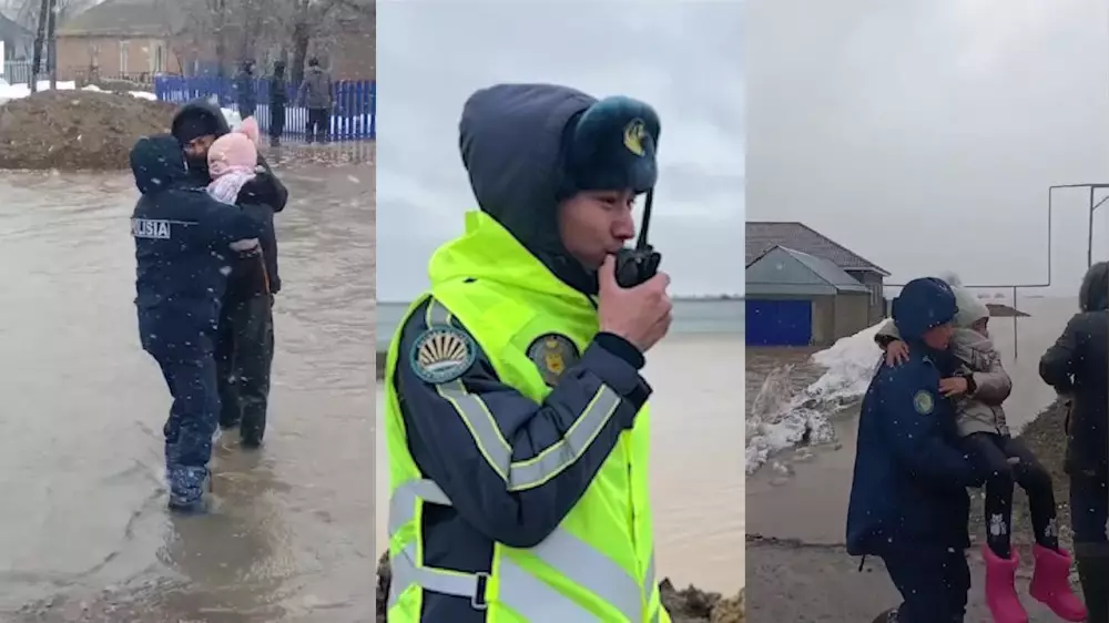 Потопы в Казахстане: полицейские помогают пострадавшим