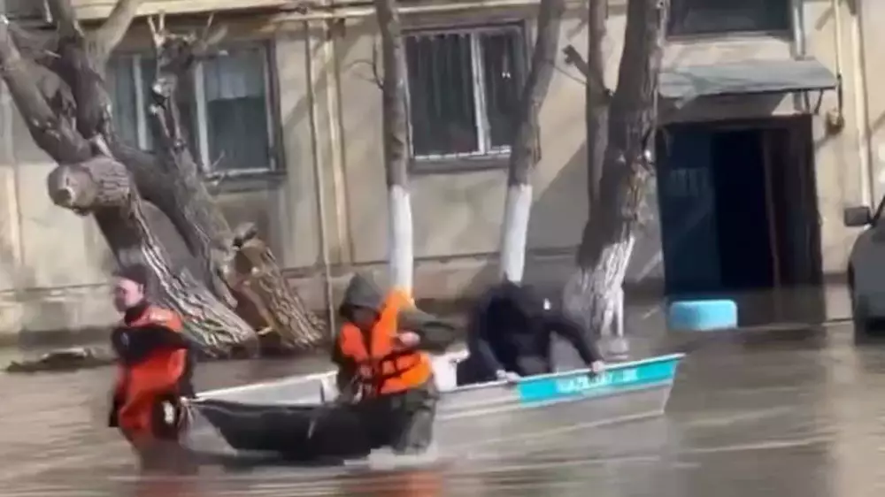 Жителей Кокшетау эвакуируют из дворов на лодках