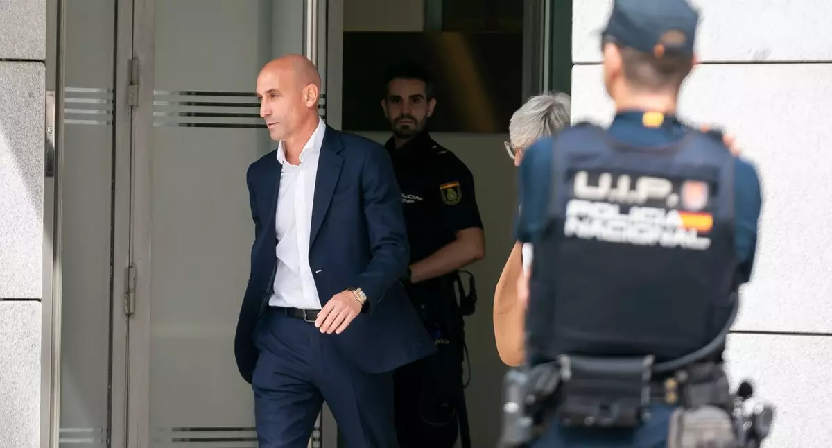 Шалость может обернуться тюрьмой. Экс-президенту федерации футбола Испании светит 2,5 года за поцелуй на награждении