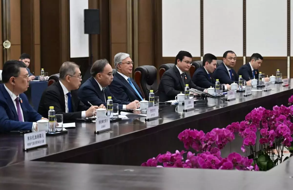 Токаев провел встречу с главой комитета Всекитайского собрания народных представителей
