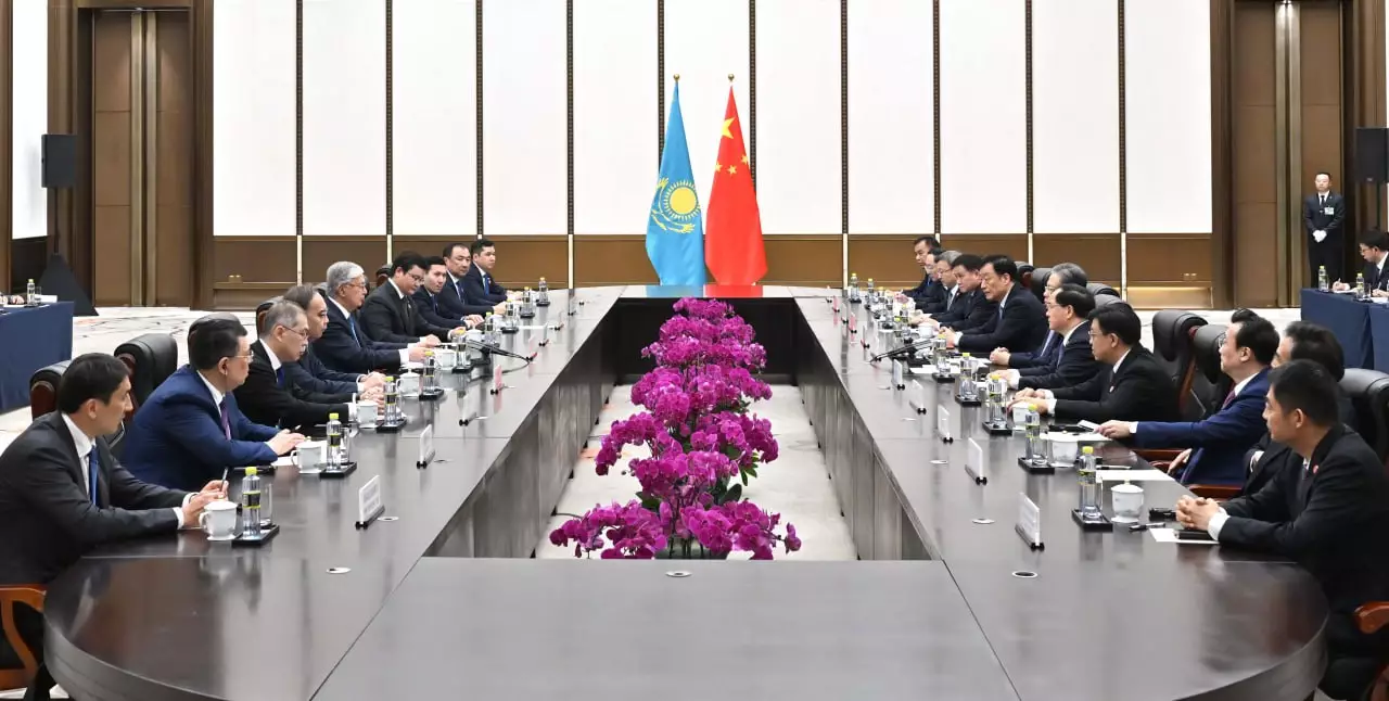 Глава государства провел встречу с Председателем Постоянного комитета Всекитайского собрания народных представителей