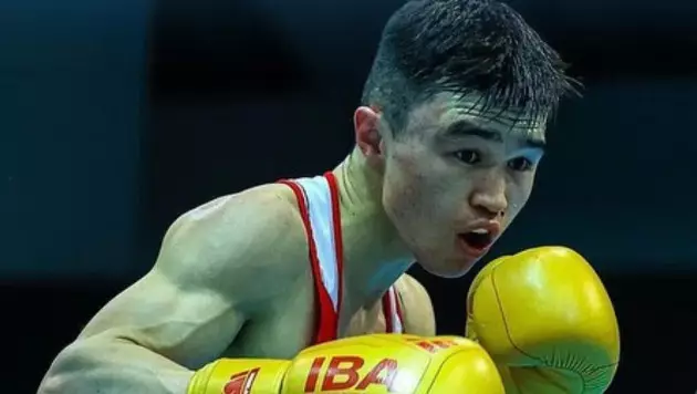 Казахский боксер после сенсации уронил узбека, но остался без золота турнира в Баку