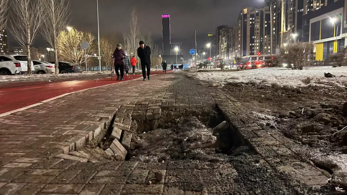 Хуже чем в регионах: жители Астаны возмущены разбитой брусчаткой и ямами на улицах столицы