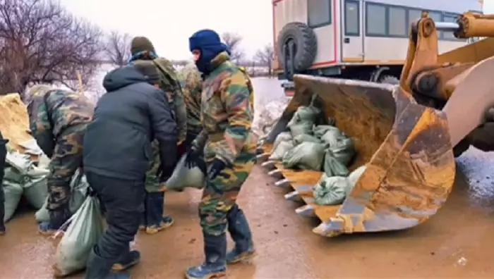 Спасатели Мангистау с помощью беспилотника оценивают масштабность подтоплений в Актюбинской области
