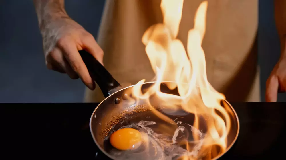 Вы жарите яичницу неправильно: неожиданный рецепт показала повар