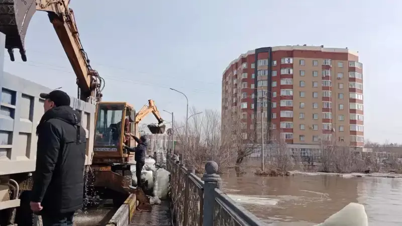Река затопила мост в Кокшетау