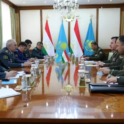 Министры обороны Казахстана и Таджикистана провели двустороннюю встречу
