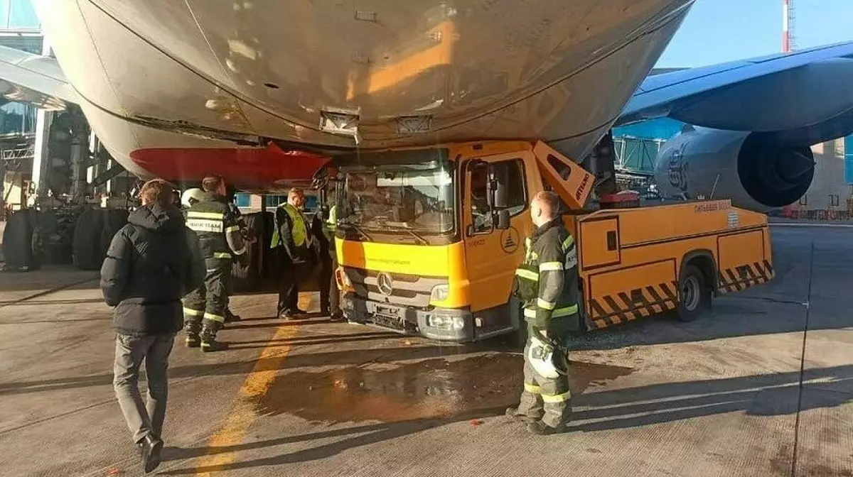 Авария Airbus в Домодедово: стоимость ремонта и убытков оценивается в миллиард рублей