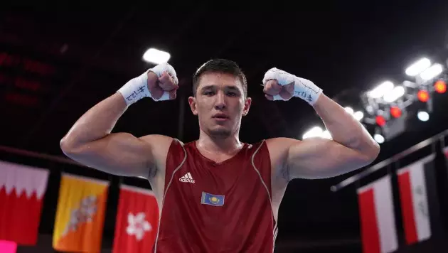 Казахский боксер разгромил чемпиона мира и завоевал золото