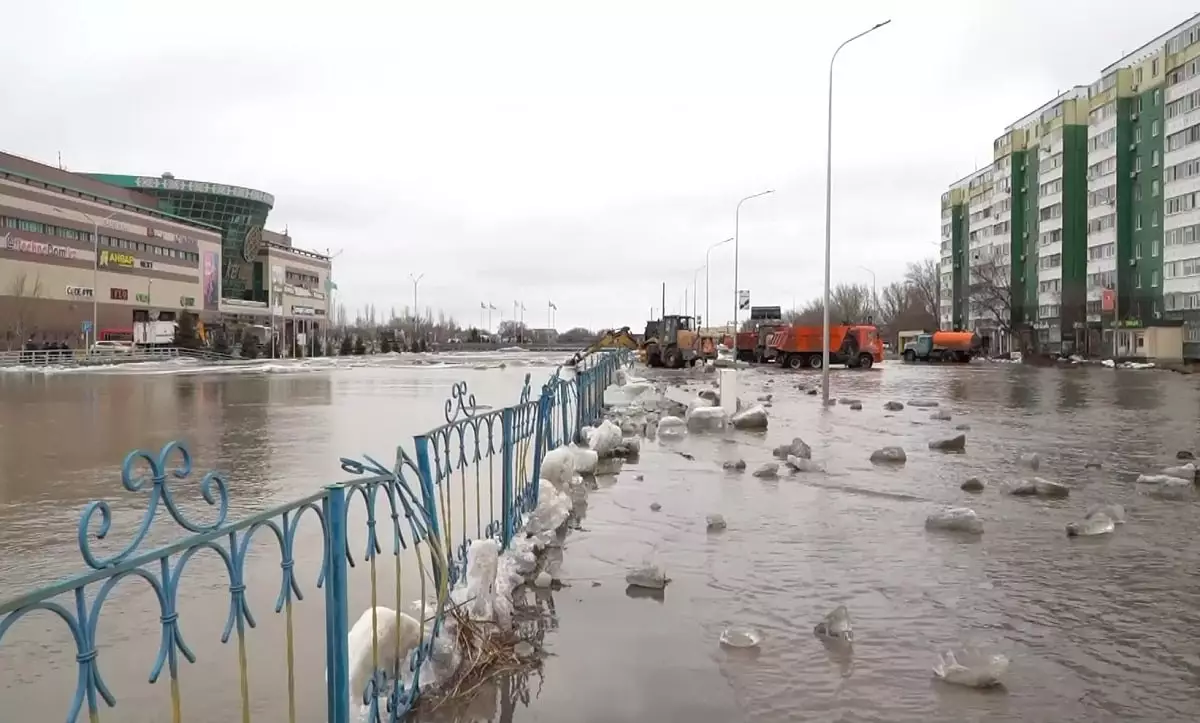 Почти Венеция: в Актобе река вышла из берегов и затопила часть города