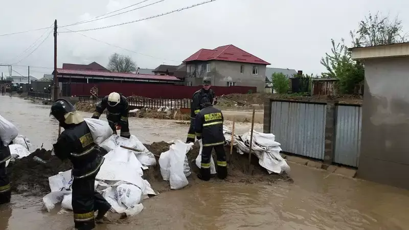 Санврачи обратились к казахстанцам, пострадавшим от паводков