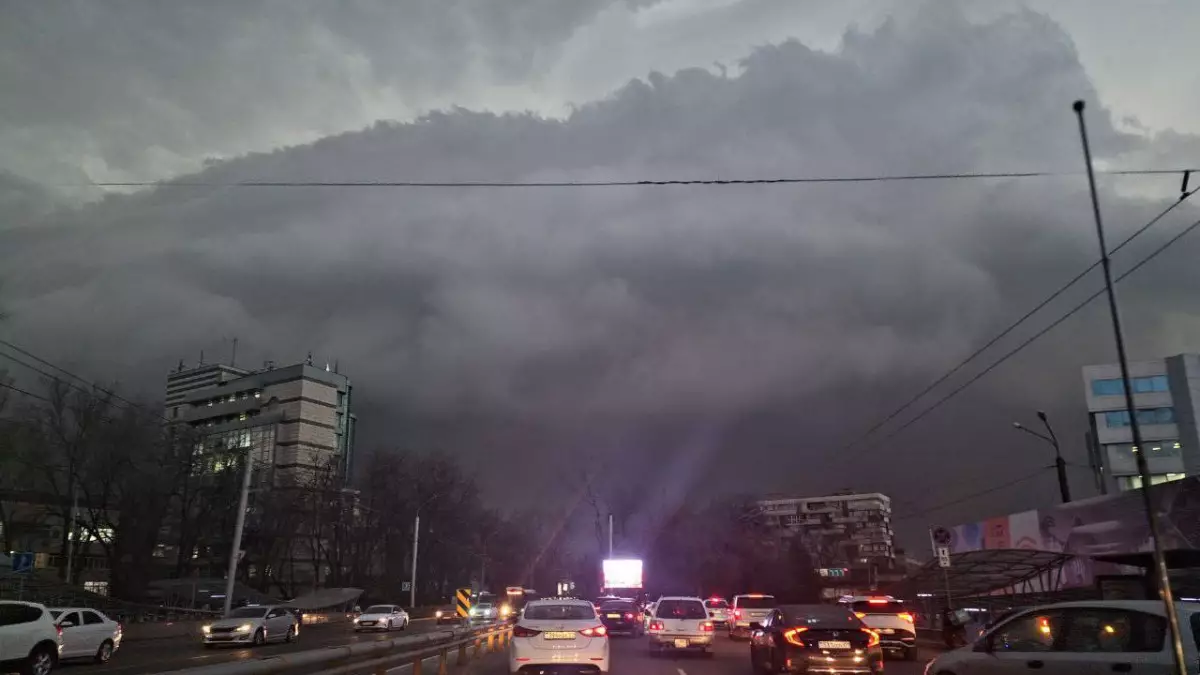 Ураганный ветер с грозой в Алматы: город встал в десятибалльных пробках