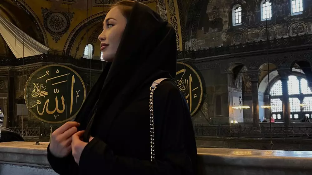Красавица-боксерша возмутилась ценами на такси в Алматы