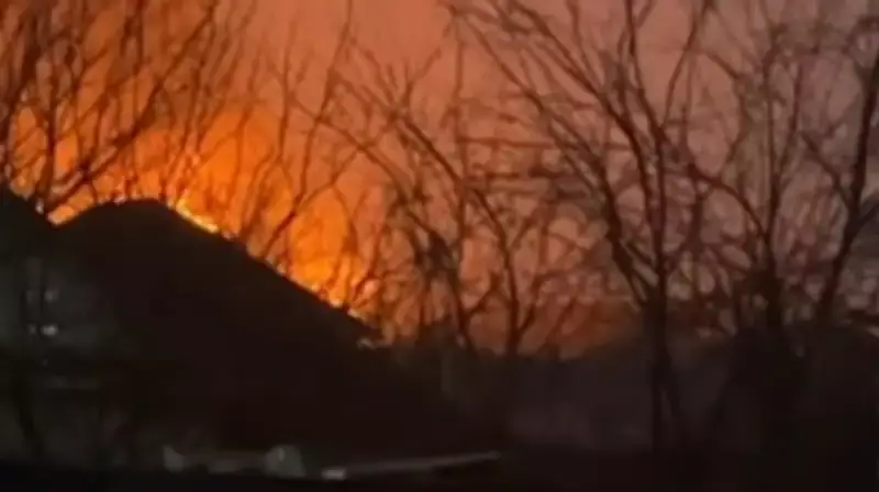 Крупный пожар разгорелся во время урагана и грозы в Алматы
