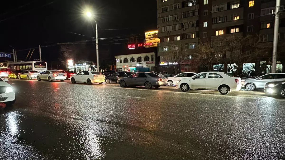 Алматыдағы нөсер жаңбыр: 10 баллдық кептеліс болды