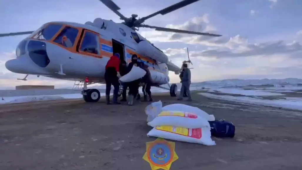 Вертолёт доставил продукты и медикаменты в затопленное село области Абай