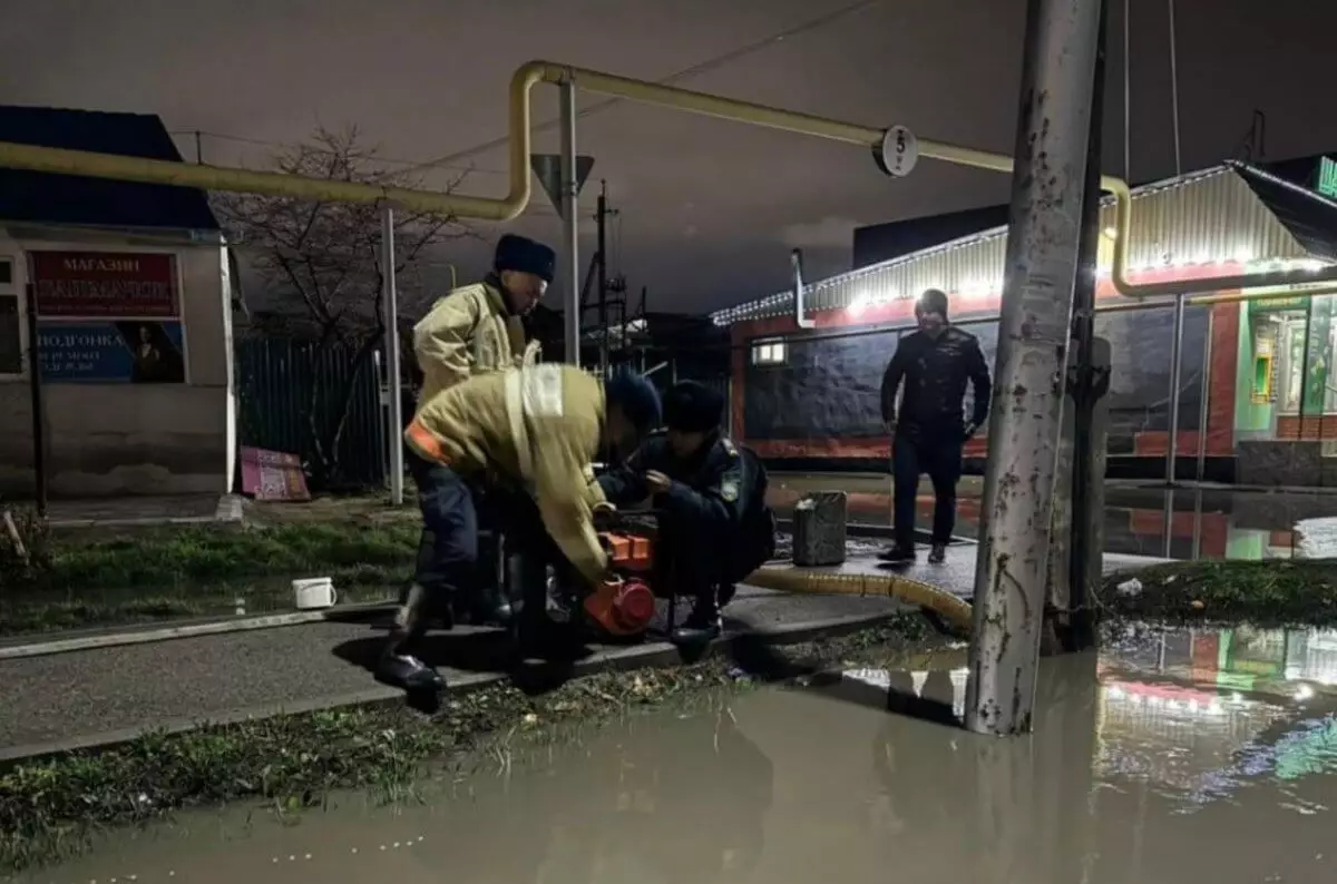 Десятки домов подтопило в Алматы во время сильного ливня