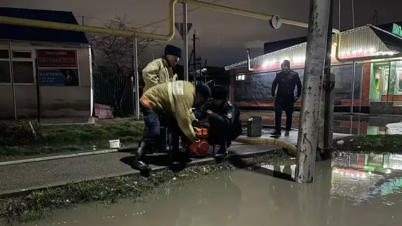 Около 40 локальных подтоплений произошло во время урагана в Алматы