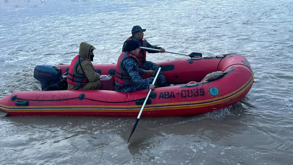 Трёх пропавших на воде мужчин продолжают искать в Абайской области