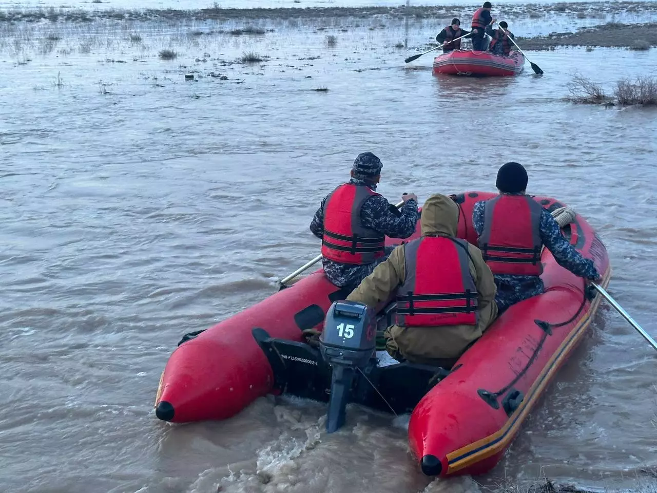 Трех пропавших во время паводков человек ищут в области Абай