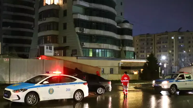 В Алматы мужчина пытался спрыгнуть с 14 этажа