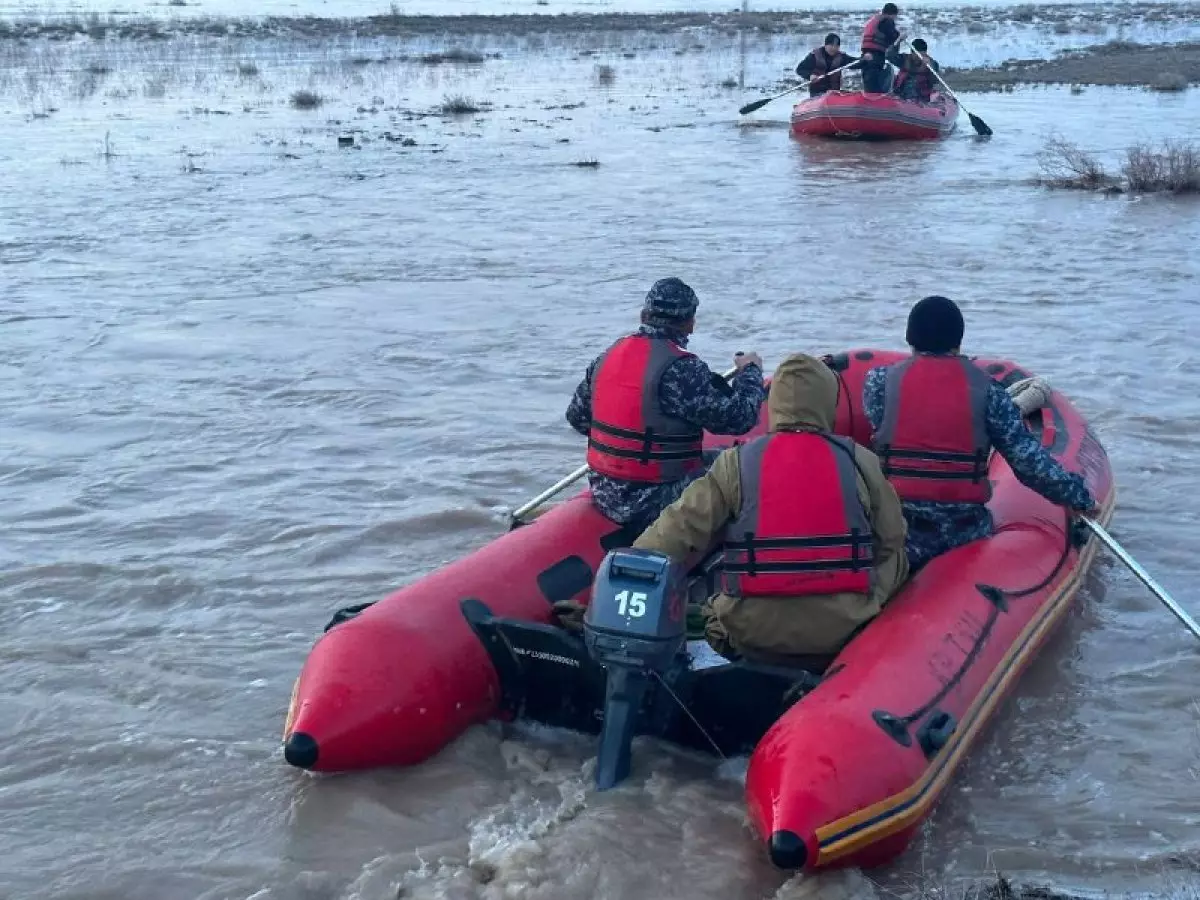 Трое мужчин бесследно пропали во время паводков в области Абай