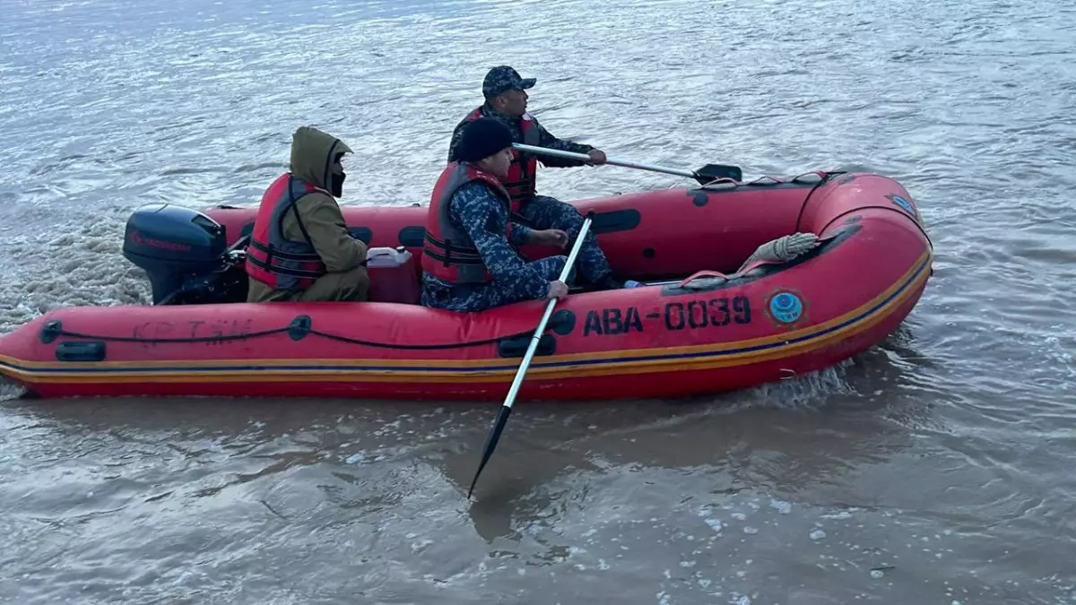 Продолжаются поиски трех пропавших на воде людей в области Абай