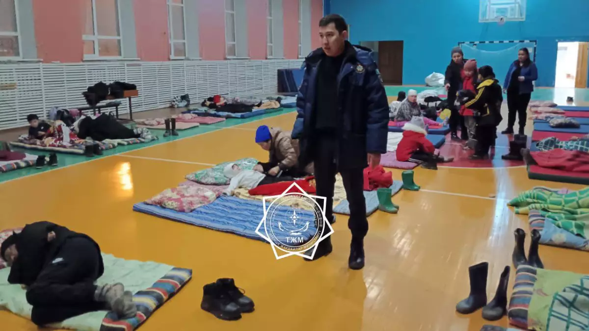 В Актюбинской области продолжается эвакуация людей