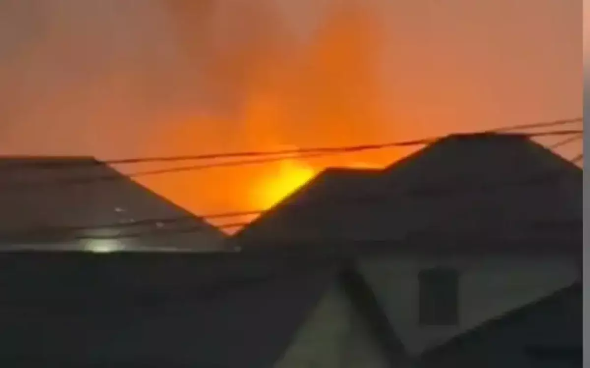 Частный дом горел во время сильного ветра в Алматы