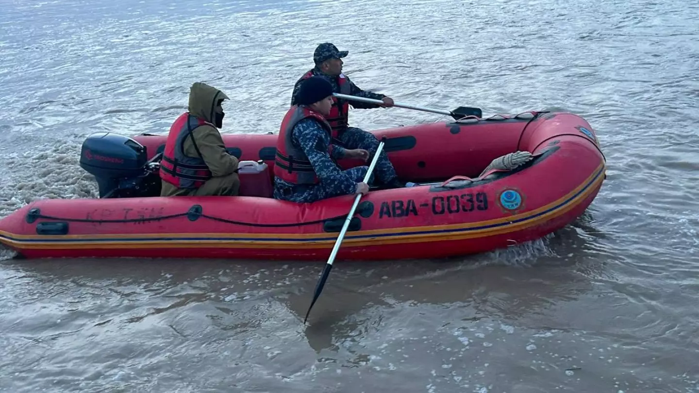 В Аягозском районе продолжаются поиски трех пропавших на воде людей