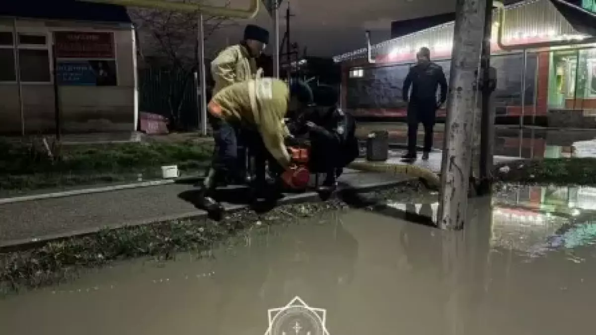Алматы қаласында жер үйлерді су басып жатыр
