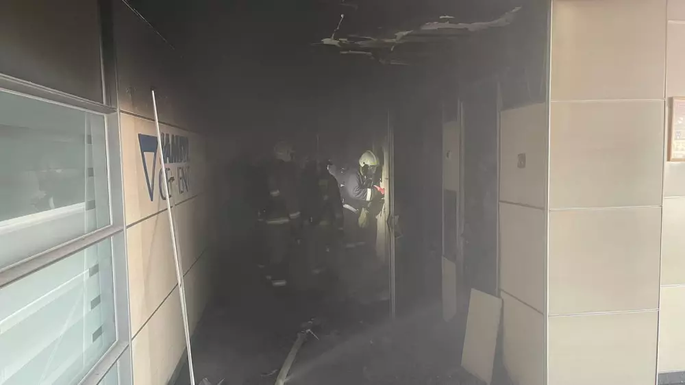 Пожар в алматинском бизнес-центре: спасатели эвакуировали людей
