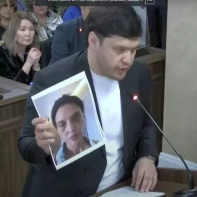 Брат убитой Салтанат Нукеновой показал в суде фото избитой сестры