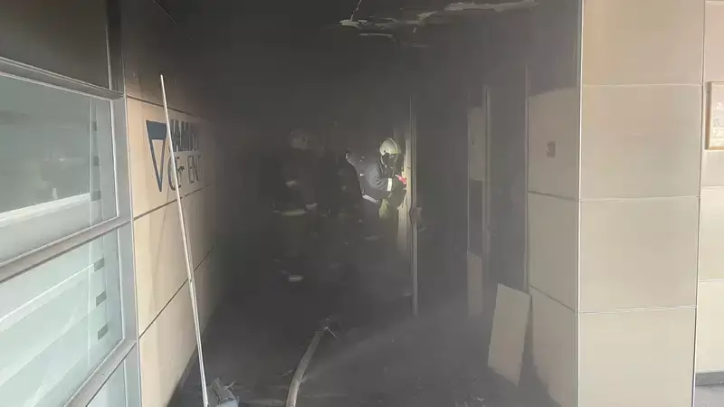 Пожар вспыхнул в бизнес-центре Алматы
